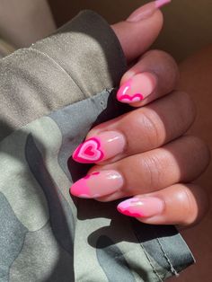 Cute Pink Heart Nails, Valentine Almond Acrylic Nails, Pink Nail Designs Valentines Day, Valentines Day Nails Almond Shape Pink, Pretty Nails For Birthday, Girly Valentines Nails, Valentine Pink Nails, Almond Valentines Nails Pink