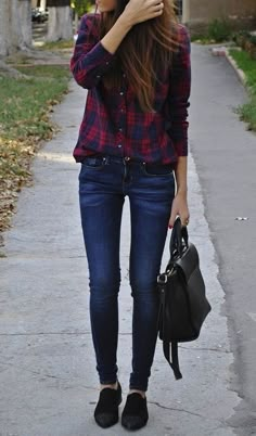 The easiest fall outfit ever? Plaid shirt, skinny jeans, and a moccasins. Front tuck the shirt so it gives a little bit of shape. Plaid Flannel Shirt Outfit, Flannel Shirt Outfit, Shopping Addict, Simple Fall Outfits, Jumper Style, Woman Style, Mint Julep, Red Button, Jeans White