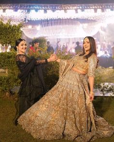 Bride Pose With Best Friend, Mehndi Photoshoot With Friends, Bride Pose With Friends, Photo Poses In Lehenga With Sister, Sisters Wedding Poses, Wedding Pose With Sister, Wedding Pose For Bride Sister, Indian Bridesmaid Photoshoot Ideas, Poses With Sister Wedding