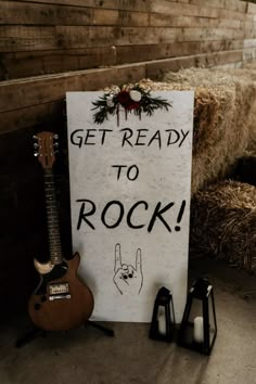 Pour un mariage rock - décor de salle Rocker Wedding, Wedding Get Ready, Alternative Wedding Venue, Rock And Roll Birthday, Alternative Wedding Ideas, Wedding Sign Ideas, Rock N Roll Party, Wedding Logistics, Rock N Roll Wedding