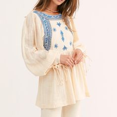 Bali Birdie Embroidered Top Size Small. Color Is Ivory/Blue. Brand New With Tag, Never Worn. *Little Hole On The Right Top Of The Shoulder Area, But Doesnt Seem To Be Noticeable When Worn* Embroidery Styles, Lux Fashion, Flowy Design, Free People Clothing, Loose Fit Jeans, Peasant Tops, Embroidered Blouse, Embroidered Top, Blue Cream