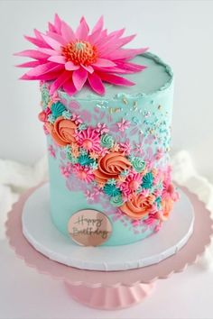 Pastel con colores brillantes y flor Buttercream Rosette Cake, Cakes Without Fondant, Cupcake Decorating Party, Learn Cake Decorating, Succulent Cake, Buttercream Cake Designs, Fiesta Cake, Buttercream Decorating, Cupcake Decorating Tips