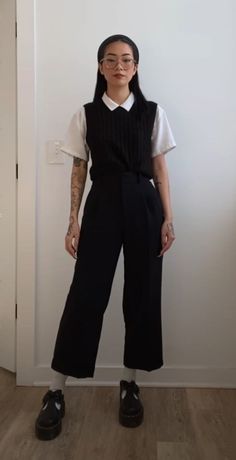 Designer Goth Fashion, Korean Fashion Black Dress, Buisness Goth Outfit, Grunge Outfits Professional, Classy Grunge Outfits Edgy, Nerdy Business Casual Geek Chic, Minimalistic Grunge Outfits, Business Casual Creative, Hotel Interview Outfit