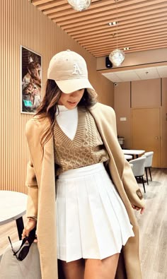 Japan Outfit, Winter Skirt Outfit, Stylish Winter Outfits, Winter Fashion Outfits Casual, Cold Outfits, Prep School, Pleated Skirts, White Skirt, Winter Fashion Outfits