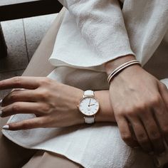 Experience timeless elegance with the Daniel Wellington Petite Bondi 28mm Watch. This stunning timepiece features a minimalistic design and a 28mm face, perfect for adding a touch of luxury to any outfit. Crafted with precision and sophistication, this watch is a must-have for those who appreciate the finer things in life. Daniel Wellington Petite, Daniel Wellington Watch, Timeless Watches, Small Watch, Bracelet Rose Gold, Small Bracelets, White Watch, Gold Watch Men, Rose Gold Watches