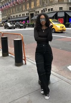 Baddie Black Cargo Pants Outfit, Baddie Outfits With Leather Pants, Afro Street Style Outfits, Oversized Pants Outfit Black Women, Casual College Outfits Black Women, Baddie Outfits Casual Street Style Swag Summer, Black Cargo Pants Outfit Baddie, All Black Streetwear Women, College Fits Black Women