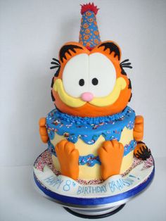 a birthday cake that looks like garfield the cat