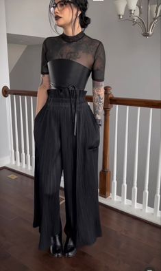 Nora Outfit, Alternative Chic, Edgy Work Outfits, Elegant Goth, Goth Chic, Golden Globes Red Carpet, Corporate Fashion, Corset Belt