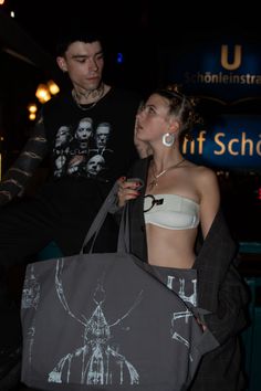 Oversized Tasche U8 Berlin Schönleinstraße mit Rammstein T-Shirt. Auf dem Weg zur nächsten Party. Berlin Underground, Fitted Caps, Pink Hoodie