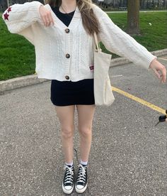 Cardagins Outfit, Fieldtrip School Outfit, White Cardigan Outfit Aesthetic, Taylor Swift Cardigan Outfit, Converse Outfit Aesthetic, Taylor Swift Cardigan, Cardigan Fits, Trendy Fashion Tops, Outfits With Converse