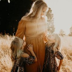 I'm sharing 5 tips to planning the perfect mother-daughter photoshoot featuring well-known Seattle photographer, Lindsay Clawson. Photoshoot Mom And Daughter, Mom Daughter Photos, Mommy Daughter Photoshoot, Daughter Photo Ideas, Mother Daughter Pictures, Mother Daughter Photoshoot, Mommy And Me Photo Shoot