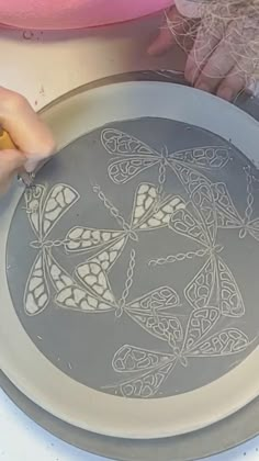 Video of etching dragonflies on a wheel thrown pottery plate Clay Sgraffito, Sgraffito Designs, Slab Ceramics, Yellow Cottage, Handmade Pottery Bowls, Beginner Pottery, Studio Creative, Pottery Workshop