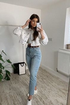 White Denim Jacket Outfit Winter, White Jean Jacket Outfits, White Denim Jacket Outfit, Black Denim Jacket Outfit, White Jacket Outfit, Outfits Con Jeans, Shopping Link, Denim Jacket Outfit, Casual College Outfits