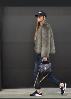 Faux Fur Coats Outfit, Look Jean, Mode Hippie, Cozy Fall Outfits, Looks Street Style, Outfit Trends, High Fashion Street Style, Winter Fashion Outfits