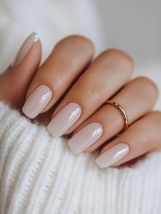 #SettembreReset Neutral Nails For Engagement, Nail October 2024, Bridesmaid Nail Inspiration, November Nails Neutral, Pyramid Nail Colors, Fall Nails Light Brown, Neutral Nails For Bridesmaids, Bridesmaid Neutral Nails, Nude Fall Nail Colors