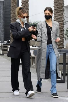 Women's Shoes Accessories, Celebrity Street Style, Hailey Bieber, Women's Handbags, Street Style Outfit, Looks Vintage