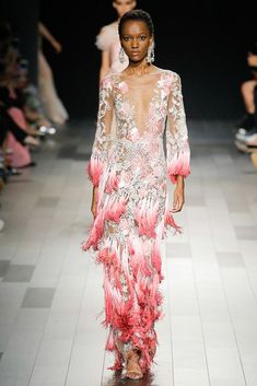 Marchesa Spring 2018 Ready-to-Wear collection, runway looks, beauty, models, and reviews. Spring Ready To Wear, Marchesa Couture, Georgina Chapman, Robes Glamour, London Fashion Weeks, Party Kleidung, Fashion 2018