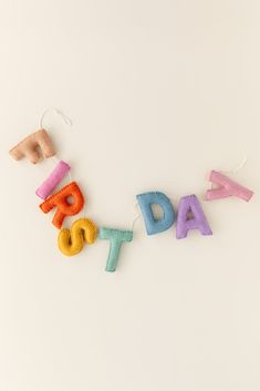 the word dad spelled with felt letters on a white background for an easy diy project