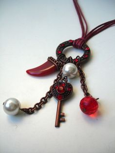 Rhinestones, copper, plastic and wax pearls on a red wax cord. Horn, pearls, discs and a key. Steampunk style. Extraordinary and trendy. Makeup Accesories, Crocheting Ideas, Fashion Beads, Steampunk Style, Copper Red, Steampunk Fashion, White Design, Etsy Finds, Horn