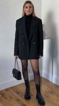 Classic Style Dress, Ootd Classe, Blazer Coat Outfit, Blackout Outfit, All Black Work Outfits, Women Shoes Aesthetic, Black Chic Outfit, Black Fall Fashion, Black Boots Outfits