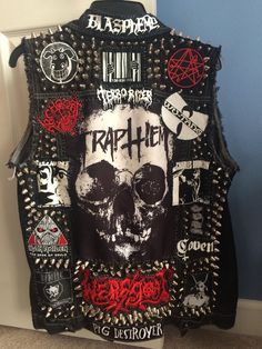 Vest Ideas, Punk Vest, Battle Jackets, Punk Subculture, Battle Vest, Punk Fashion Diy, Punk Jacket, Punk Culture, Alt Clothes