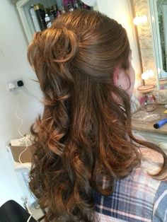 Wavy Hair Styles Long, Brushed Curls Hairstyles, Hairstyle For Brown Hair, Hairstyles For Medium Length Brown Hair, Hoco Hairstyles For Medium Length Hair, Hair Inspo Style Hairstyles, Brown Prom Hair, Hairstyles 90s For Women