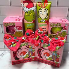 Grinch Bath Gift Set. 6 Items. 1 Pink Strawberry Scented Bath Bomb. 1 Green Apple And Berry Scented Bath Bomb. 1 Cranberry Scented Body Souffl & Pink Headband Set. 1 Mint Scented Shower Gel. 1 Orange Scented Cindy Lou Who Shower Gel. Blue Lip Balm, Christmas Skincare, Vanilla Body Spray, Cute Christmas Ideas, Lotion Gift, Floral Bathroom, Cindy Lou Who, Winter Candy Apple, Beauty Makeup Tutorial