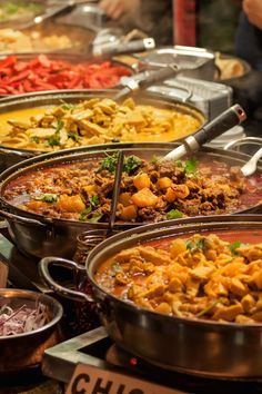 The Culinary Food Culture of London World Street Food, Catering Food Displays, Uk Recipes, Decorações Com Comidas, London Food, Indian Restaurant, Indian Street Food