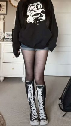 2023 Grunge Outfits, Scene Casual Outfits, Knee High Sneakers Outfit, 2010 Alternative Fashion, Grunge Hello Kitty Pfp Dark, Alt Legging Outfits, Lowkey Emo Outfits, Mall Emo Outfits, Doc Martens Outfit Alt