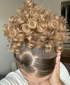 Curly Hair With Tinsel, Curly Hairstyles 3c Curls, Curly Winter Hairstyles, Homecoming Curly Hairstyles, Cute Curly Updos, Space Buns Curly Hair, Tinsel Hairstyles, Simple Hairstyles For Curly Hair, Hair With Tinsel