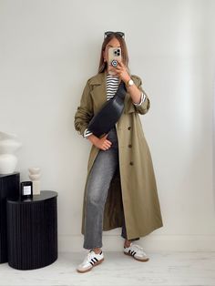 Casual Trench Coat Outfit, Outfits Con Jeans, Samba Outfit, Mommy Outfits, Trench Coat Outfit, Mum Fashion, Sassy Outfit, London Street Style, The Drop