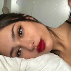 Makeup Bibir, Natural Summer Makeup, Makeup Tip, Red Lip Makeup, Beauty Make-up, Makeup Hacks, Winged Eyeliner, Her Eyes