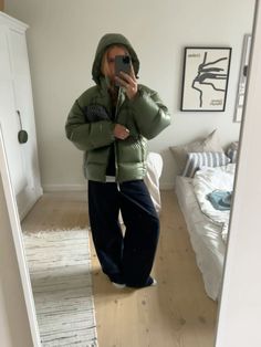 Colored Puffer Jacket Outfit, Supreme Puffer Jacket, Bristol Aesthetic Fashion, Stussy Puffer Jacket, Supreme Outfit Women, Puffer Jacket Outfit Aesthetic, Winter Puffer Jacket Outfits, Winter Outfits Puffer Jacket