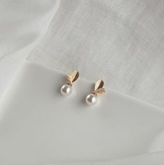 The Lucia earrings are the perfect example when 'Less is more'. They are small but incredibly charming and beautiful. Materials: - 18k gold plated nickel free brass - Pearl Weight per unit: - 2 gramms Measurements: - Length 2 cm - Width 0.8 cm All our creations are carefully packed in a beautifull gift box. Please contact us if you would like to add a gift note or for any other requests. Please be aware that estimated delivery dates do not consider eventual customs delays. Bridesmaid Earrings Gold Simple, Gold And Pearl Earrings, Bridal Drop Earrings, Drop Earrings Pearl, Simple Gold Earrings, Pearl Drop Earrings Gold, Bride Party, Bridesmaid Earrings Gold, New Gold Jewellery Designs