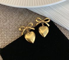 قلادات متدلية, Ribbon Earrings, Gifts Amazon, Earrings For Girls, Christmas Bow, Heart Dangle Earrings, Classy Jewelry, Gold Ribbon