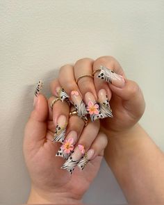 Valentines Nails French, Nail Inspo Hello Kitty, Duck Nails Short, French Tip Nails Pink, Azul Nails, Nails Sanrio, Nails Freestyle, Nails Airbrush, Nails Charm