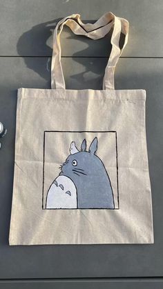 Tot Bag Painting, Desain Tote Bag Simple, Cute Tote Bag Design Paint Aesthetic, Drawing On Bags Ideas, Easy Tote Bag Painting Ideas, Painting Ideas On Tote Bags, Tote Bag Ideas Design