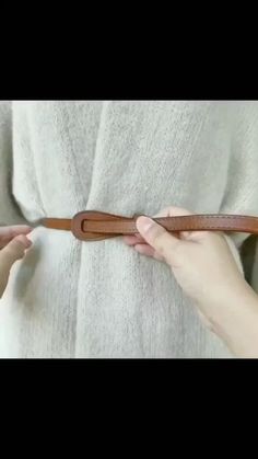 Simpul Dasi, Umgestaltete Shirts, Diy Belt For Dresses, Neat Casual Outfits, Diy Fashion Scarf, Diy Fashion Hacks, Diy Clothes Life Hacks, Belt Style, Scarf Tying