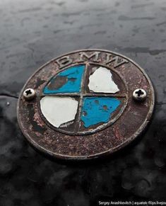 an old bmw emblem on the side of a car