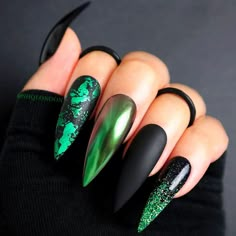 Nagel Stamping, Unghie Sfumate, Nail Sequins, Witchy Nails, Halloween Acrylic Nails, Pretty Nail Designs, Green Nail, Her Nails