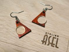 🌹 Boucles d'oreilles uniques et hors séries avec différentes essences de bois. Vernis brillant. Accroche et anneau en acier inoxydable. La boite de ce modèle est universelle avec la mention édition limitée. ✏️ Tout commence par une idée, un dessin puis une conception 3D sur ordinateur avant de découper au laser la base de la boucle. Nous utilisons des chutes de bois de haute qualité issues de fabrication de couteaux à Thiers. Les morceaux sont méticuleusement choisis pour former une paire harmo Jewelry Earrings Dangle, Dangle Earrings, Handmade Jewelry, Jewelry Earrings, France, Quick Saves, Handmade Jewellery