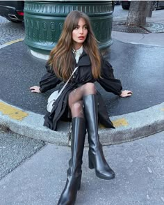 Mode Inspiration, Outfits Casuales, Parisian Style, Paris Fashion, Classy Outfits, Casual Outfit, Black Boots, Hair Inspo, Fashion Inspo Outfits