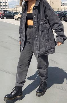 Combat Boot Outfit, Dr Martens Outfit, Jeans Trend, Diy Vetement, Black Everything, Oversized Denim Jacket, Looks Black, All Black Everything, Black Rock