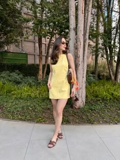 Look com amarelo manteiga Yellow Dress Summer Casual, Colorful Old Money Outfits, Yellow Dress Outfit Casual, Casual Yellow Dress, Yellow Dress Outfit, Yellow Summer Dress, Stylish Clothes For Women, Looks Chic