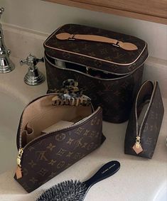 Louie Vuttion Makeup Bag, Louis Vuitton Makeup Bag, Louis Vuitton Makeup, Tas Louis Vuitton, Zapatillas Veja, Trajes Kylie Jenner, Sac Louis Vuitton, 2023 Vision, Natural Glam