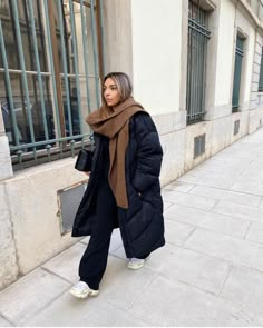 Long Puffer Outfits For Women, Long Parka Outfit Winter, Puffa Coats Outfit, Oversized Long Puffer Jacket Outfit, Long Line Puffer Jacket Outfit, Puffer Parka Outfit, Puffer Long Jacket Outfit, Oversized Parka Outfit, Long Winter Jacket Outfit