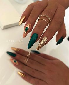 Green Nails Emerald St Patrick, Dark Green And Gold Nails Short, Green Jewel Nails, Green Black And Gold Nails, Stileto Nail, Green And Gold Nails Acrylic, Emerald Green Nails, Bridesmaid Nails, Nails Board