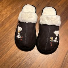 Peanuts Snoopy And Woodstock Women's Slippers With Faux Fur Size 7 Fashionable Slippers With The Art Of Snoopy And Woodstock, Trimmed And Lined With Cozy Faux Fur For All-Day Comfort Faux Suede Upper And Flexible Sole New Without Tags Snoopy Slippers, Snoopy Pajamas, Bradford Exchange, Snoopy And Woodstock, Women's Slippers, Peanuts Snoopy, Christmas Wishlist, Woodstock, Christmas List