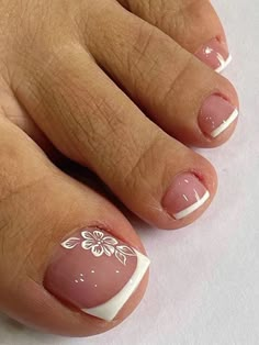 Flower Toe Nails, Pedicure Gel, Simple Toe Nails, Feet Nail Design, Pedicure Nail Designs, Milky Nails