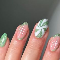 #fallnails #nailinspo #autumnnails #easynails #nailtrends #nailart #seasonalnails #minimalistnails #DIYnails #cozynails Grinch Almond Nails, Holiday Nail Designs Christmas, Erika Nails, Simple Grinch Nails, Christmas Nails Grinch, Grinch Christmas Nails, Grinch Nail Art, Grinch Nails, Nail Art Noel